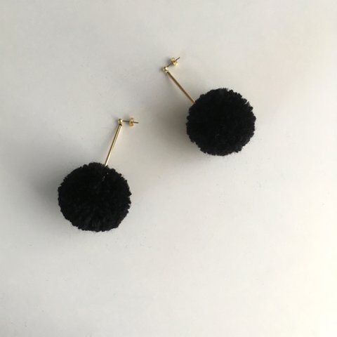 PomPomピアス／BLACK 《Lustrini》