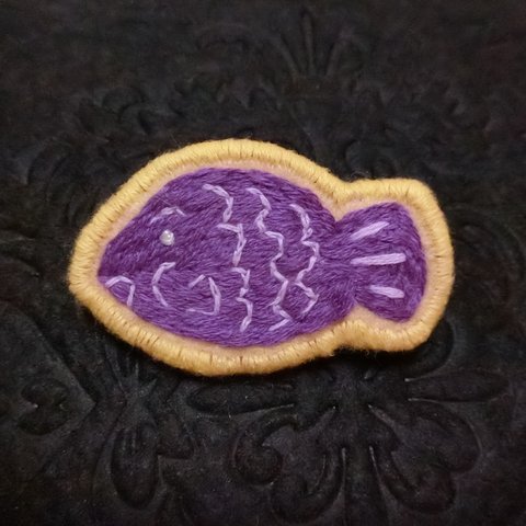 刺繍ブローチ　食いしん坊魚くん🐟