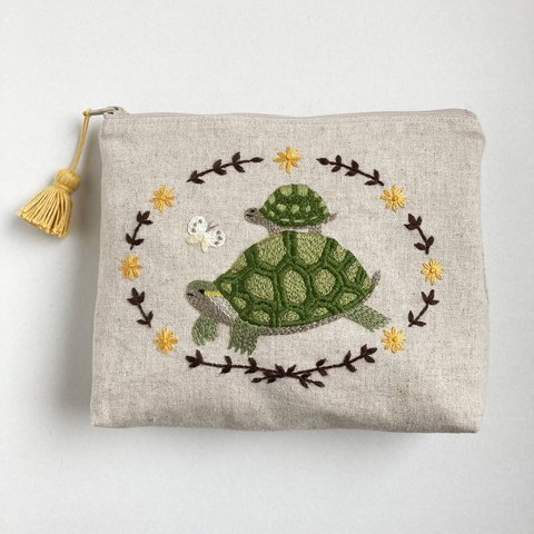 刺繍　ポーチ　カメ親子の道案内ー　ミドリガメ　動物　植物　(フラックス×グリーン M)