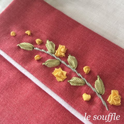 リボン刺繍のポケットティッシュケース 赤×ラメ葉っぱ