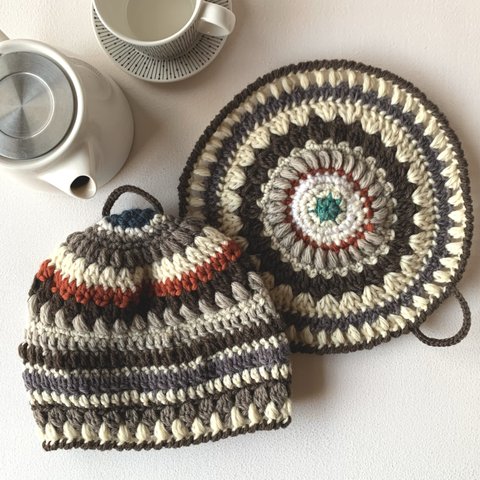  【セット】ウール100%　かぎ針編みのティーコゼーとポットマット　毛糸　編み物　ニット　帽子型　ポットカバー　鍋敷き