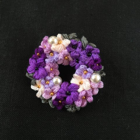  刺繍糸で編んだお花ブローチ　