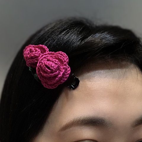 跡のつかない薔薇のヘアピン(濃いピンク)