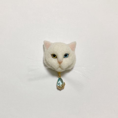 羊毛フェルト 猫ミニブローチ 白猫 オッドアイ