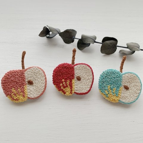 つぶつぶりんご 刺繍ブローチ