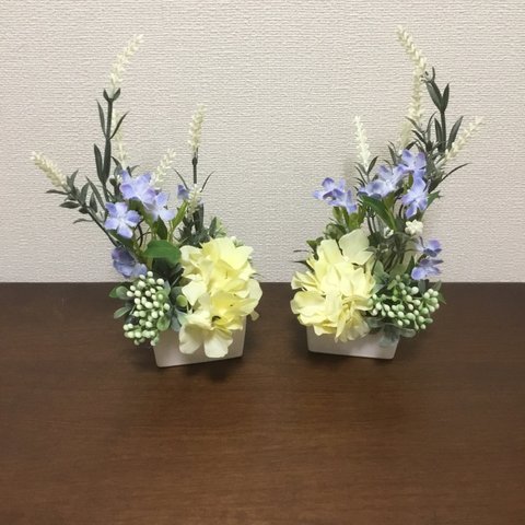 お供えのお花 白と青