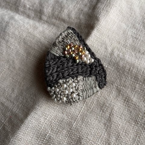 刺繍ブローチ