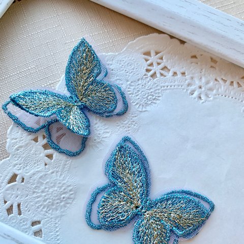  立体蝶々の刺繍 ブルー