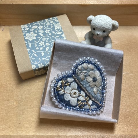 インド刺繍リボン　ブローチ(Blue heart)