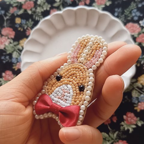 ビーズ刺繍＊リボンうさぎのブローチ〖キャメル×白〗