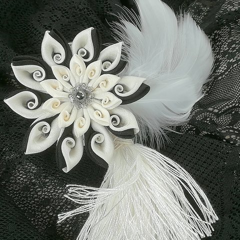 白羽根付き白と黒のアールデコ調花飾り(2way)