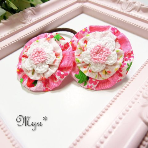小花柄とイチゴ柄を合わせたピンク×白のお花のヘアゴム