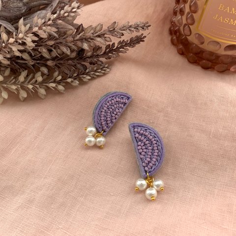 ビーズ刺繍˙ᴥ˙パールが揺れる三日月なパープルピアス