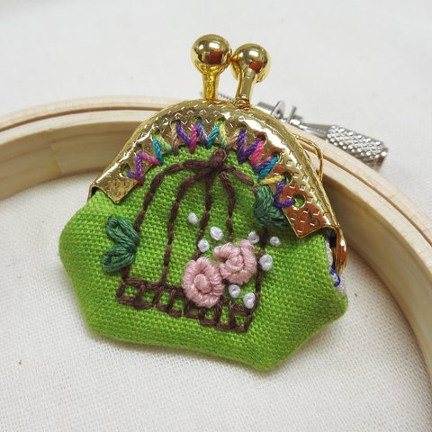 ■送料無料■ミニミニ手刺繍がま口のブローチ(グリーン)