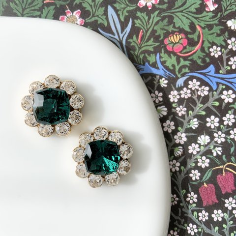 crystal zinnia “emerald” pierce / earring