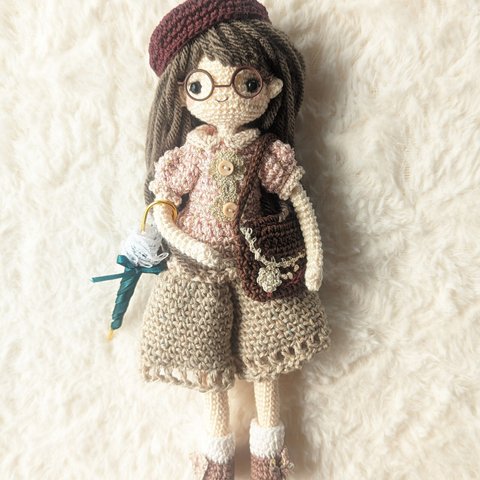 かぎ編み人形　21㌢　雨の日の図書館へ