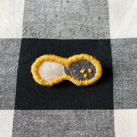 刺繍ブローチ【peanut】白黒