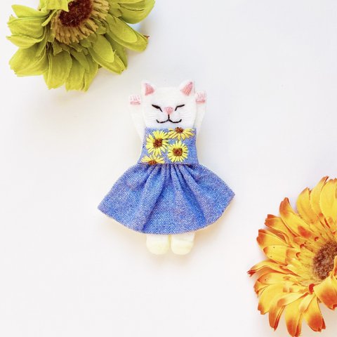 ●SOLD OUT●一点物【おめかしおねむねこミニブローチ】白猫ちゃん（フェルト・刺繍・ひまわり・夏）