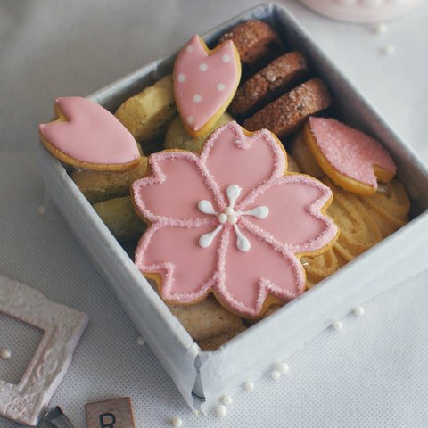 桜のクッキー缶