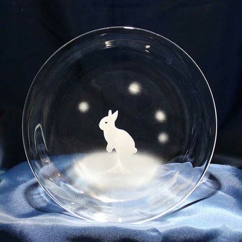 【雪のうさぎたち 立ち姿】うさぎモチーフのガラス小皿 ★名入れ加工対応品（有料）