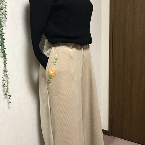 羊毛フェルトと刺繍のワイドパンツ