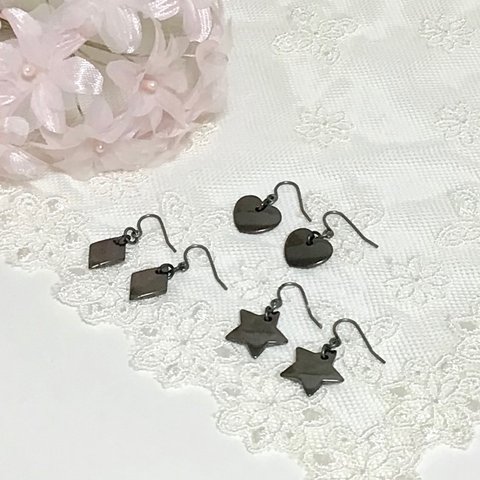 メタル調パーツが大人っぽいシンプルピアス/ダイヤ/ハート/スターからお選びください♪