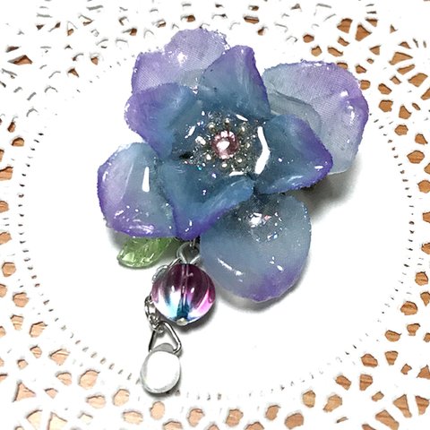【Sale!】紫陽花と雨雫のブローチ＊水色