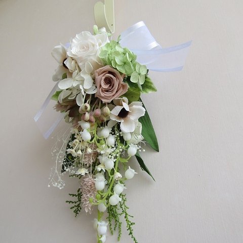 幸せを届ける♪優しい白バラとスズランの花束風スワッグ　壁飾り　フラワーギフト　誕生日　結婚祝い