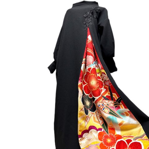 着物リメイク　振袖　和柄　ワンピースドレス　黒×深い赤や辛子色に梅などの花　ブラック花モチーフレース　ぽわん袖　長袖　丈120 M〜XL