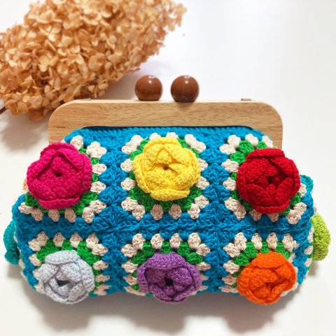 がま口バッグ　かぎ針編みバッグ　グラニースクエア バッグ　かぎ針編み　薔薇　grannysquarebag