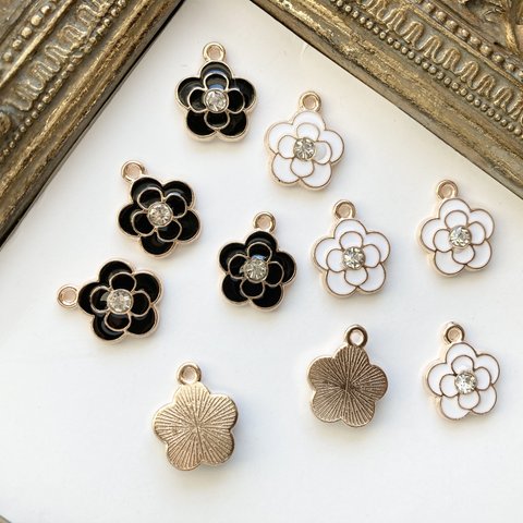 再入荷【4個セット♡⭐️白・黒各2個ずつ】お花♡キラキラチャーム⭐️丸カン付き♡キッズハンドメイド♡リボンのセンターや♡小物やアクセサリー作りにも♡4点セット