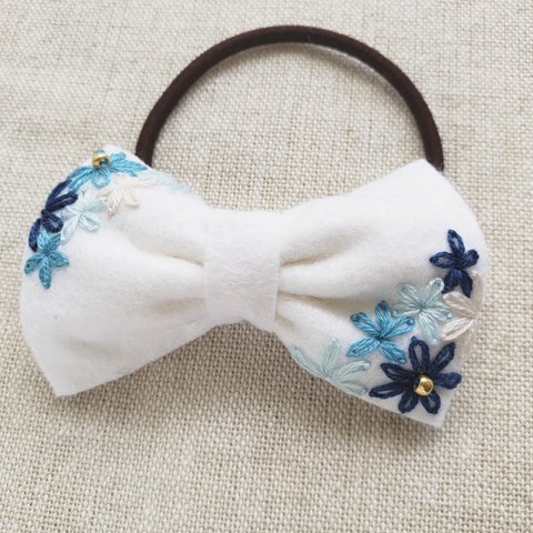 お花刺繍のリボンヘアゴム(ホワイト×ブルー)