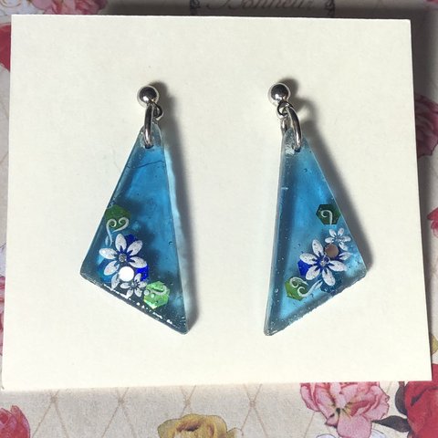 三角のお花ピアス(青)