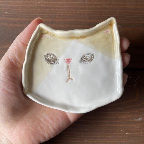 ちょっと不機嫌なハチワレ長毛猫の豆皿　陶器