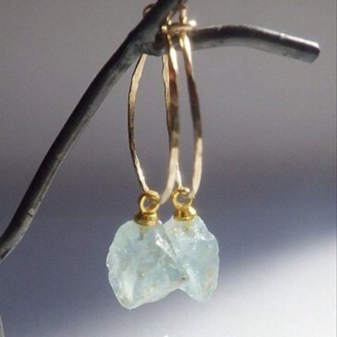 ☆3月誕生石☆*14kgf* Raw Aquamarine アクアマリン原石の一粒フープピアス