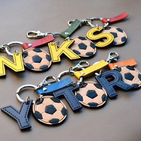 卒業・卒団・卒部記念に！[サッカーボールキーホルダー]　背番号刻印無料・イニシャルやネームタグも追加できます♪