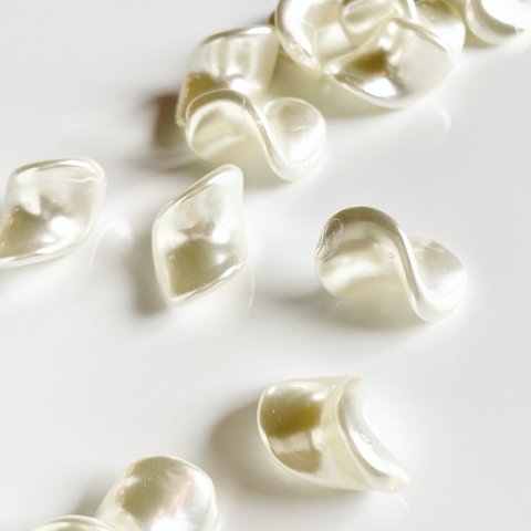 ◉訳あり商品◉【10pcs #14】wave white charm