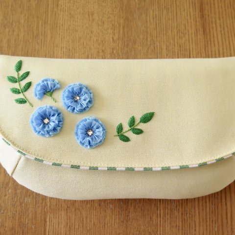  手刺繍のクラッチバッグ〈ブルーマトリカリア〉