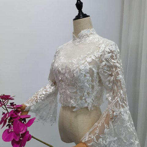 ボレロ フレア袖 花柄のモチーフ刺繍が美しく くるみボタン ウェディングドレス