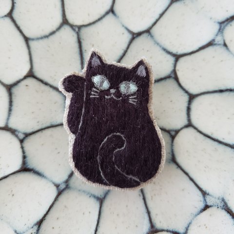 招き猫刺繍ブローチ《黒猫》【受注製作】