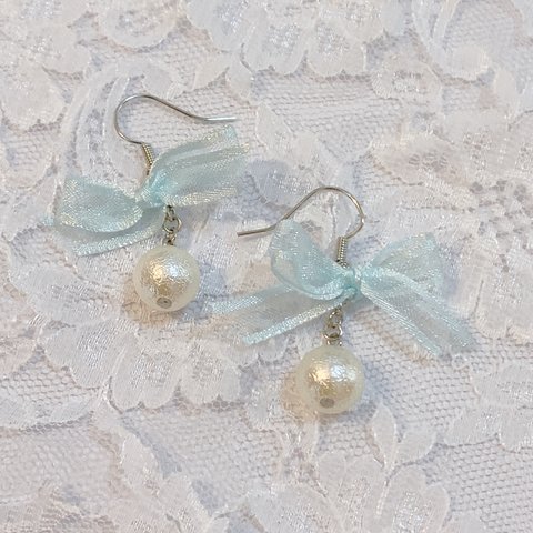 ゆらゆら　青リボンのコットンパールのピアス🎀