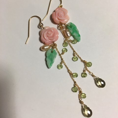 宝石の蔓薔薇ピアス