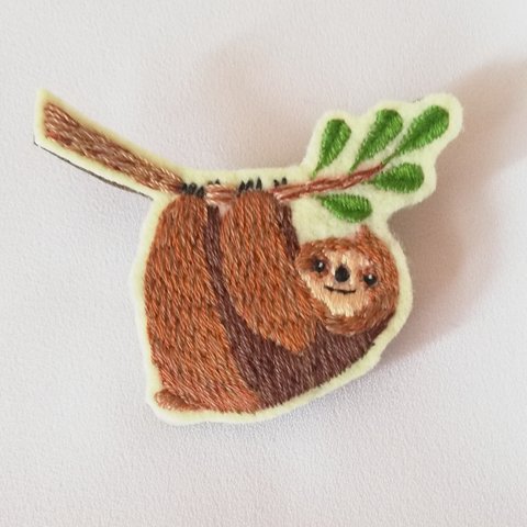 ナマケモノの刺繍ブローチ