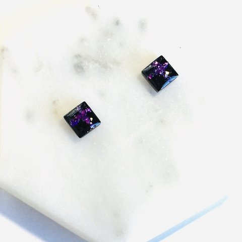 紫のクラッシュシェルと黒のスクエアのピアスイヤリング【1458】#シェル　ガラスタイル　和　伝統工芸　#handmade #accessory 秋ピアス