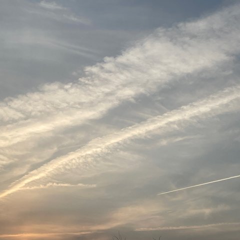 夕方の曇り空と飛行機雲
