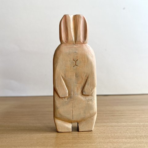 木彫りのウサギ