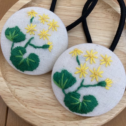 ツワブキの刺繍ヘアゴム