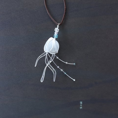   ﾟ･*:.｡.  海月  .｡.:*･ﾟ 水族館 くらげ ペンダントトップ 涼しげ ネックレス ディップアート Jellyfish