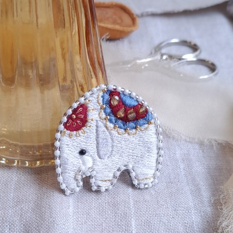 手刺繍ぞうさん🐘のブローチ