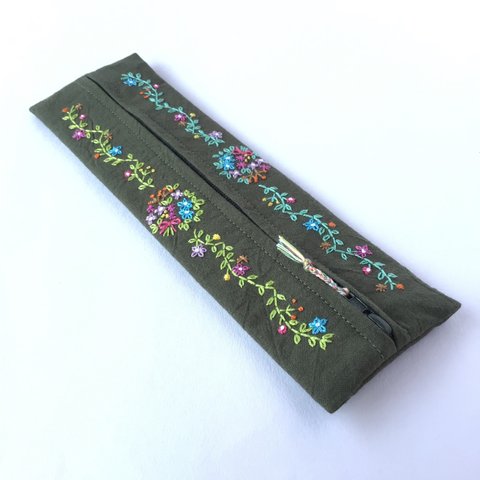 花の刺繍のペンケース